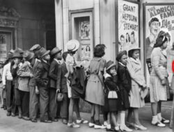 Aneh! Foto Anak Laki-laki Di Tahun 1941 Divonis Membawa iPad